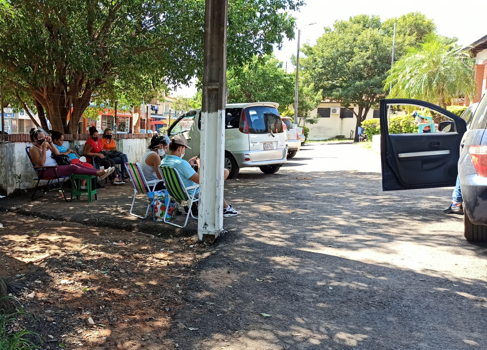 Familiares aguardando noticias de sus internados en el Hospital de Lambaré.