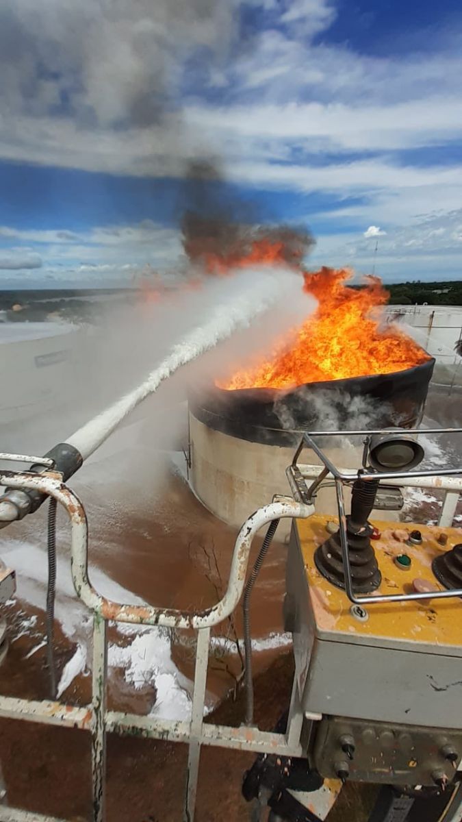 El incendio se produjo debido a la caída de un rayo en uno de los tanques de alcohol.