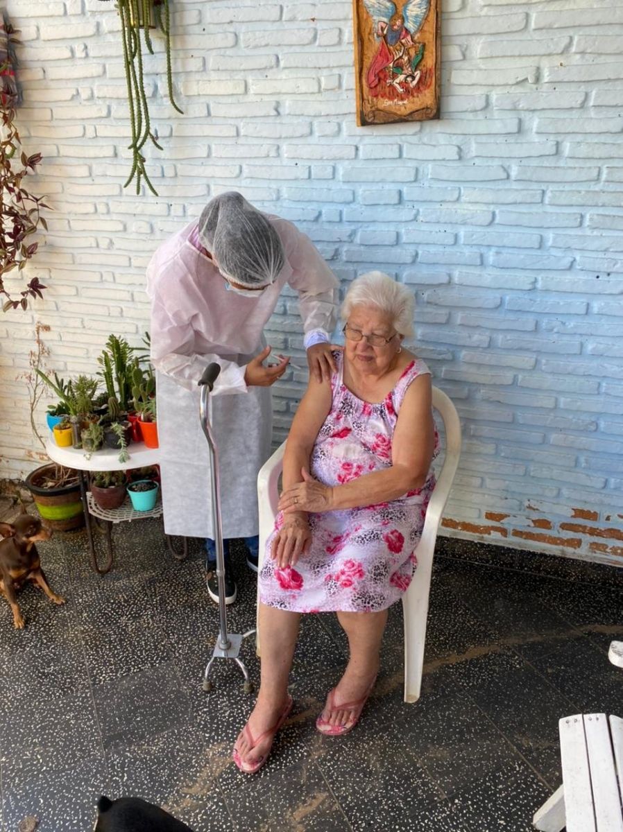 Con respecto a las personas adultas mayores de 60 años y más con incapacidad de movilización, el personal de salud de las Unidades de Salud Familiar llevarán a cabo la inmunización de 8.182 personas